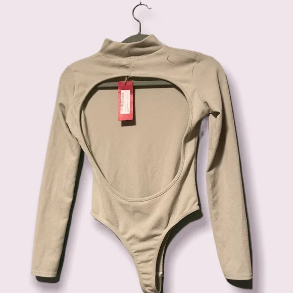 Nasty Gal Ribbed Open Back Sage Green Bodysuit in a Size 6 - Picture 4 of 7